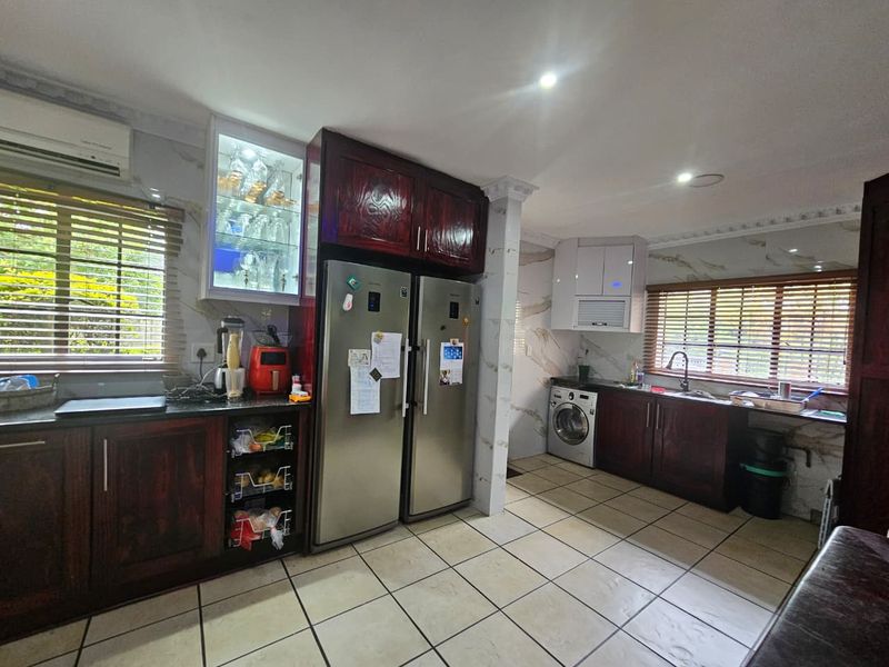 Stunning 4-Bedroom Family Home with Entertainment Paradise & Pool - Photo 5