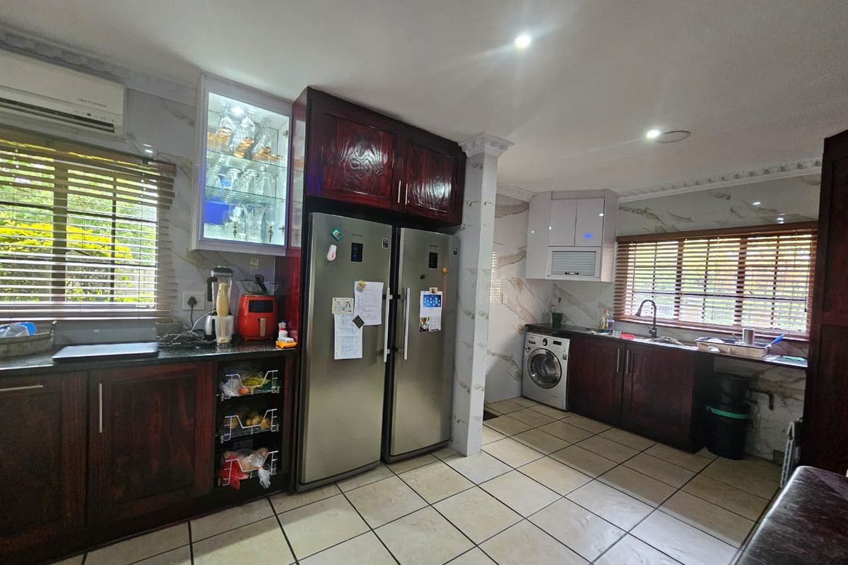 Stunning 4-Bedroom Family Home with Entertainment Paradise & Pool - Photo 5