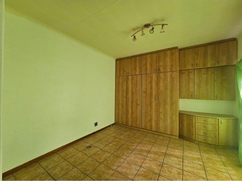 Elevated 3-Bed Family Home with Flatlet, Beautiful Kitchen & Panoramic Despatch Views - Photo 6