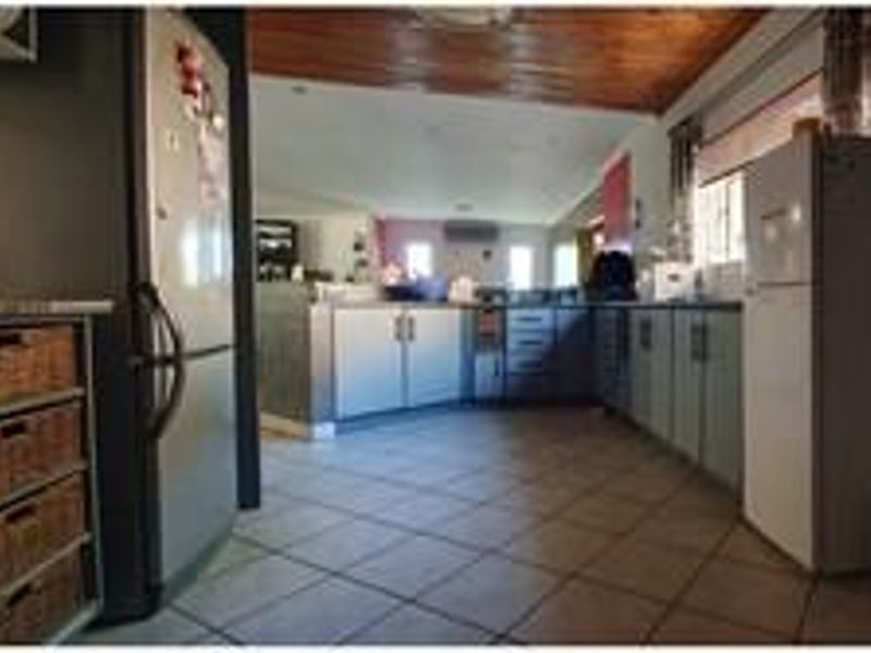 Charming and Well-Maintained 5 Bedroom Family Home with a Tranquil Garden - Photo 7