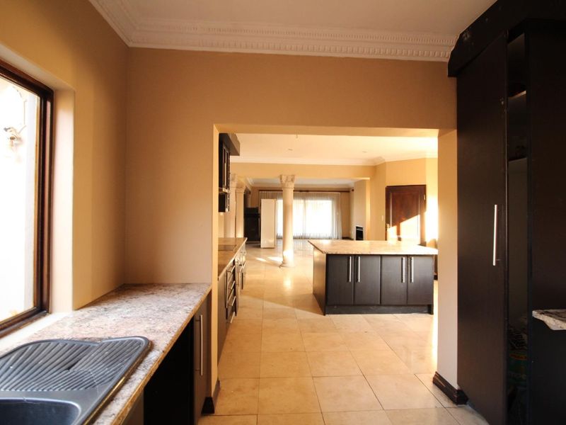 Elegant 4-Bedroom Tuscan Masterpiece For Sale in Blue Valley Golf Estate - Photo 9