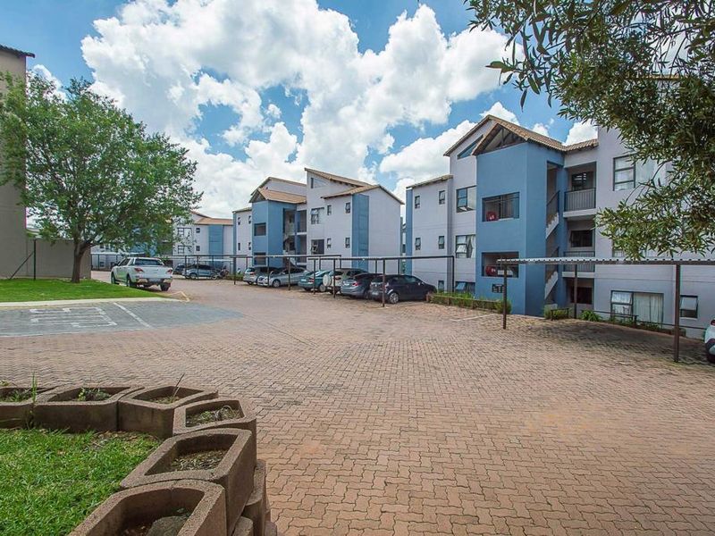 2 Bedroom Apartment in Honeydew - Photo 1