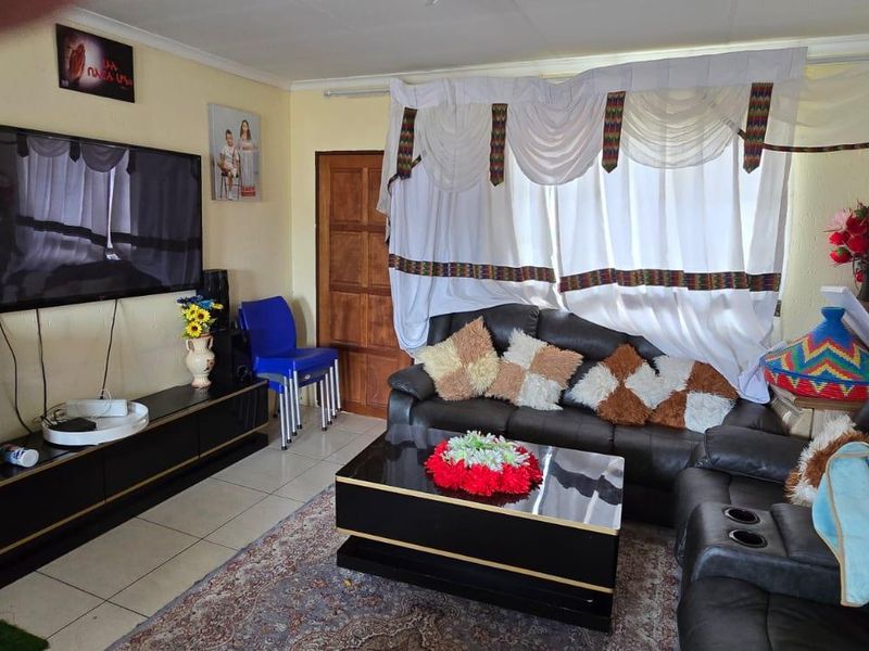2 Bedroom Townhouse in Chloorkop - Photo 8