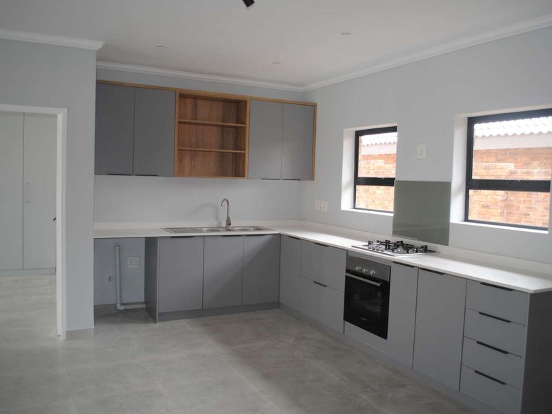 Lovely ultra modern contemporary prestigious townhouse complex in Meyerton - Photo 6