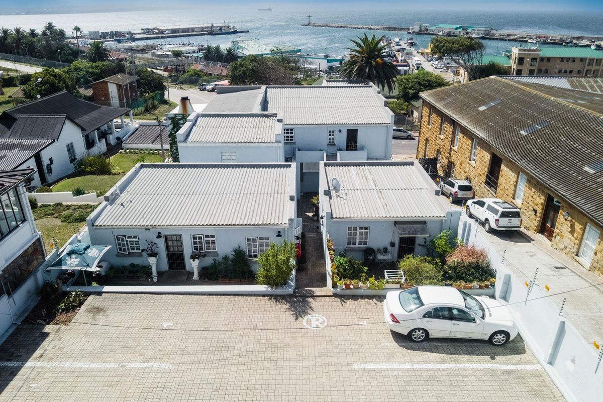 Renovated Sophistication - Photo 4