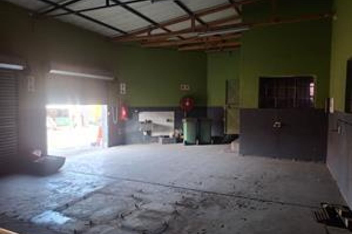 Business building for sale - Photo 2