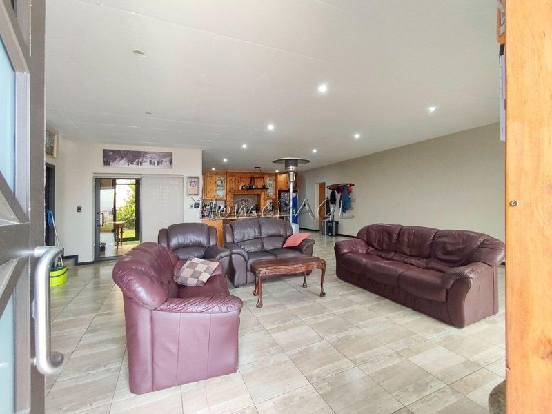 Dolphin  Beach, Walvis Bay:  High-Lying 5 Bedr Home is for Sale - Photo 7