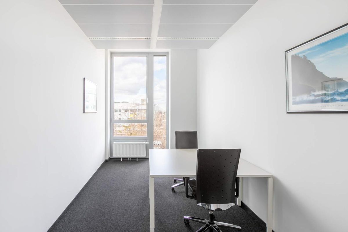 Private office space for 3 persons in Regus Eastlands Office Park - Photo 2