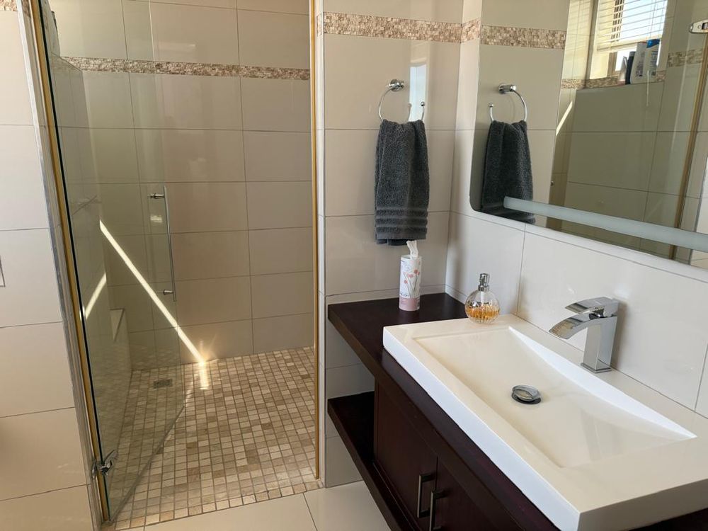 Bedroom 2 en-suite bathroom 