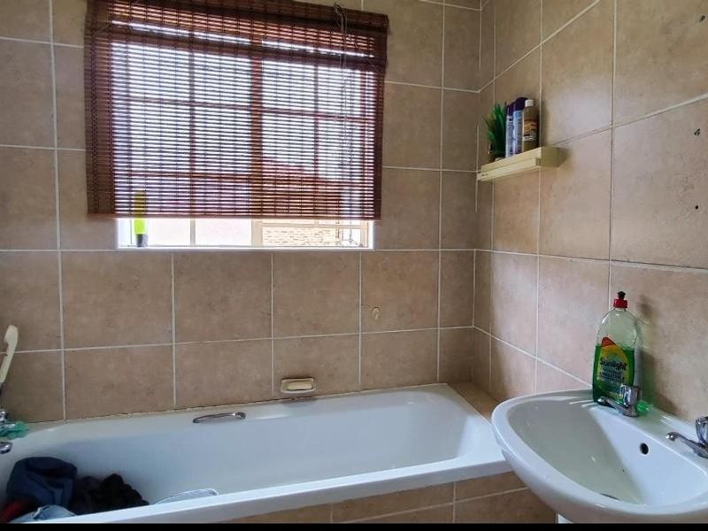 Priced to sell townhouse - Photo 7