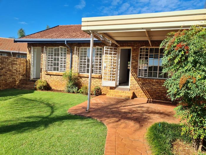 Property #1939068, Townhouse Pending Sale in Zwartkop