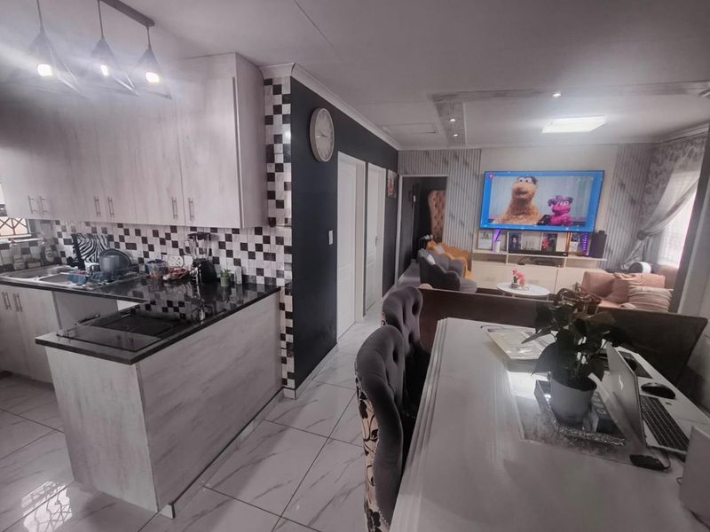 THREE BEDROOM HOME FOR SALE IN SPRINGS - Photo 7