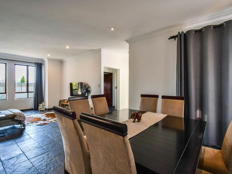 Immaculate Full-Title home in secuirity estate – Equestria - Photo 9