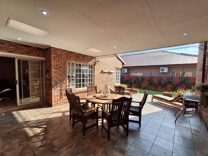 Spacious 3-Bedroom unit with garden and double garage - Photo 6