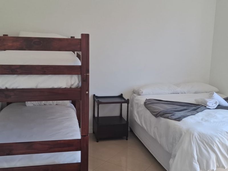 Spacious 3 Bedroom Flat with Sea Views - Photo 8