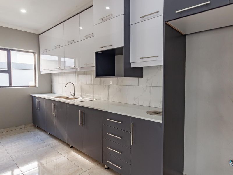 Brand New Modern Home in An Up Market Lifestyle Estate - Photo 3