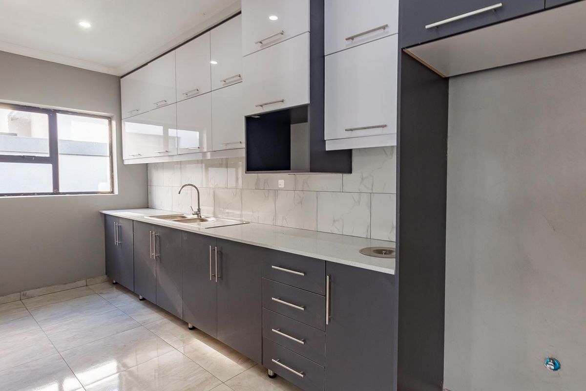 Brand New Modern Home in An Up Market Lifestyle Estate - Photo 3