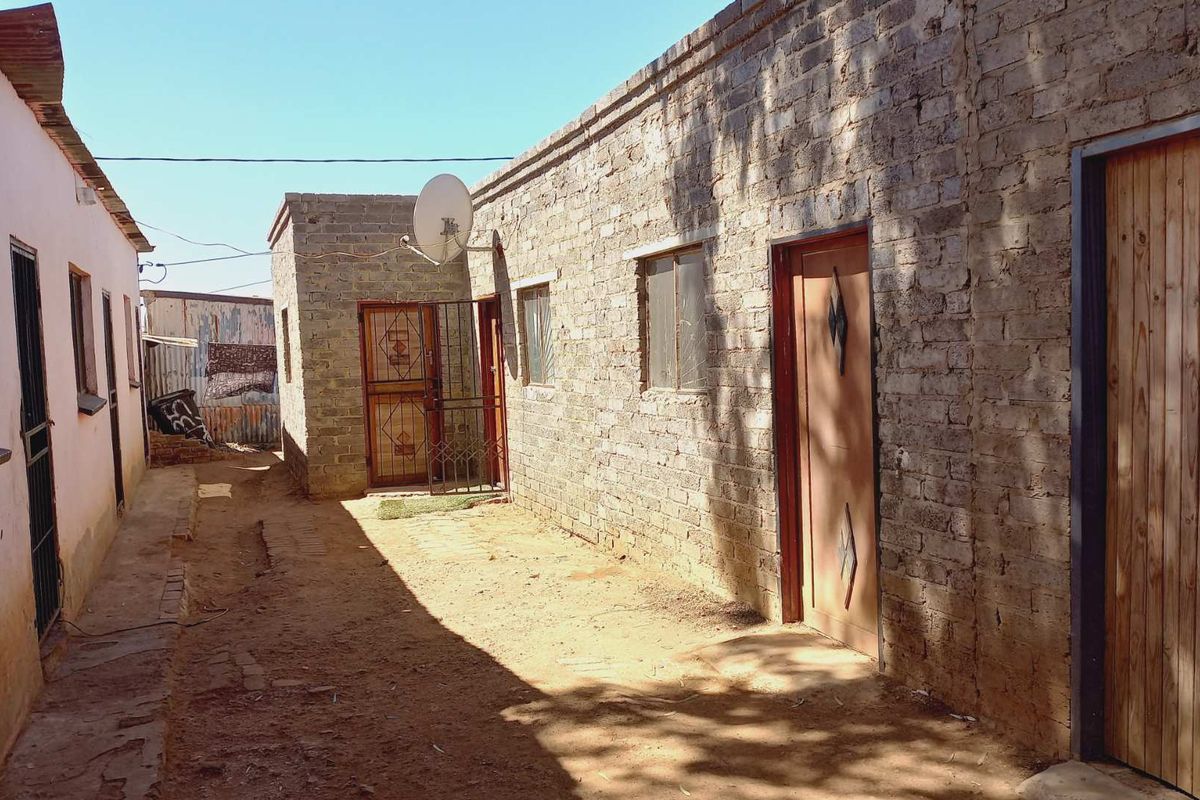 Unlock Income Potential: 8-Bedroom Investment Gem - Photo 4