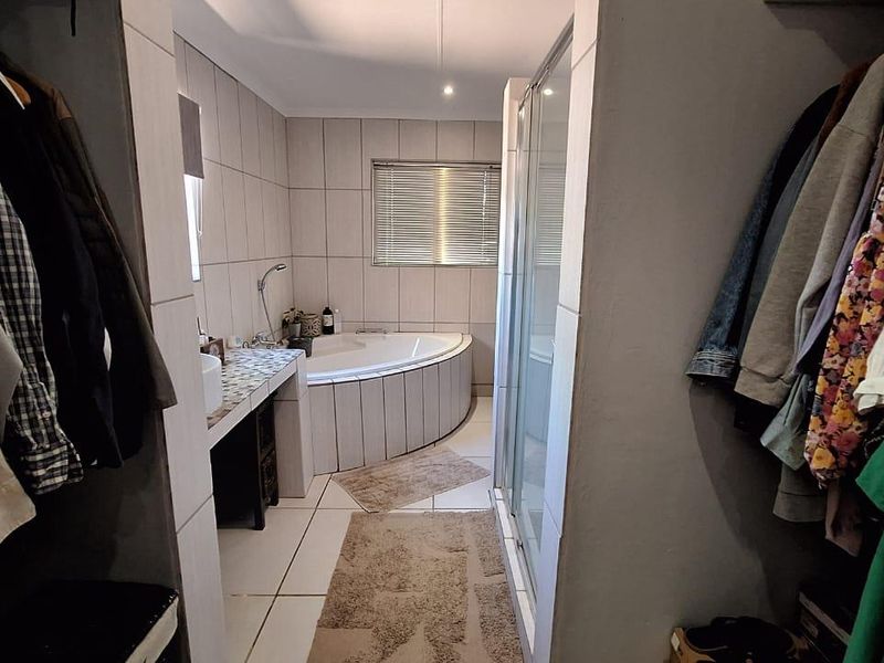 2-Bedroom house and large shed for sale in Askham - Photo 5