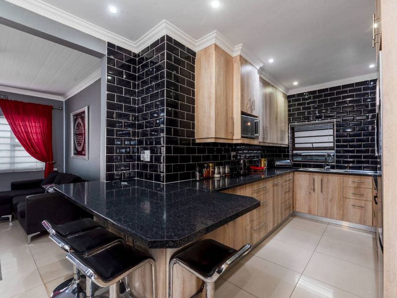 4 bedroom house availabile in Steenberg - Photo 5