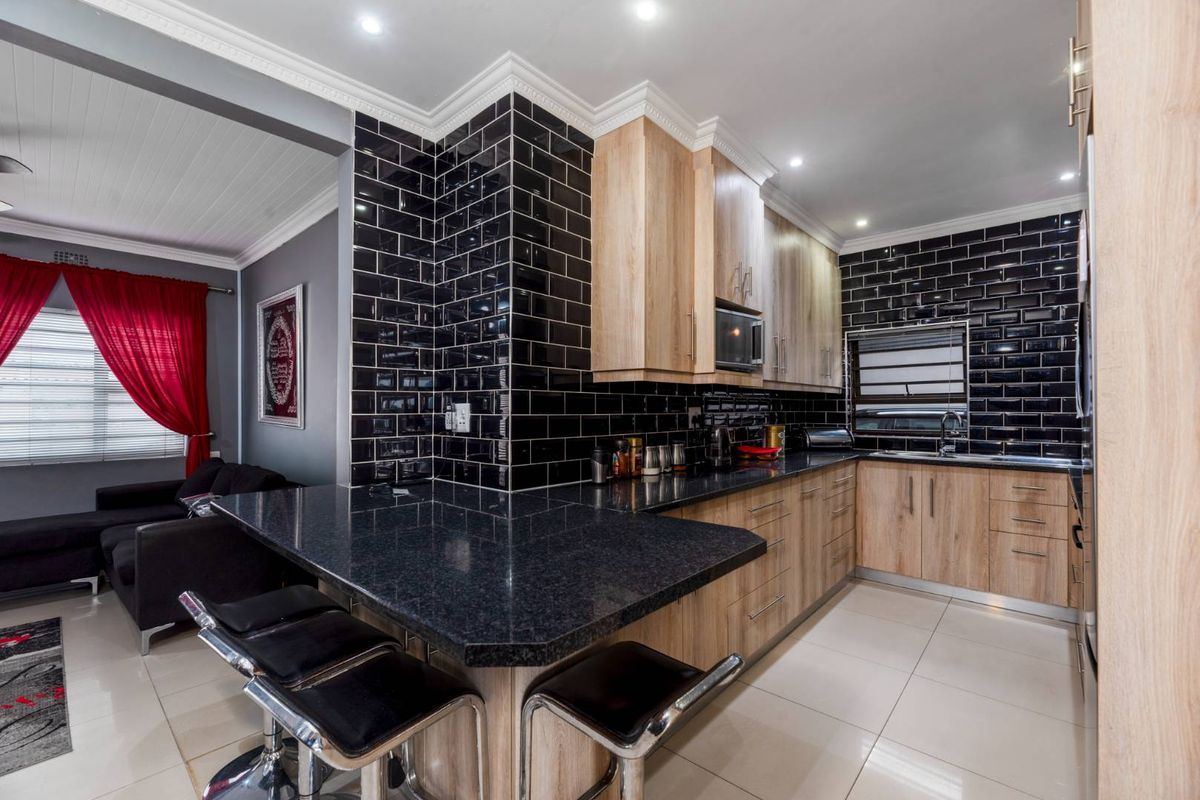 4 bedroom house availabile in Steenberg - Photo 5