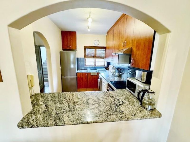 FULLY FURNISHED 2 BED 1 BATH TOWNHOUSE BENMORE - Photo 3