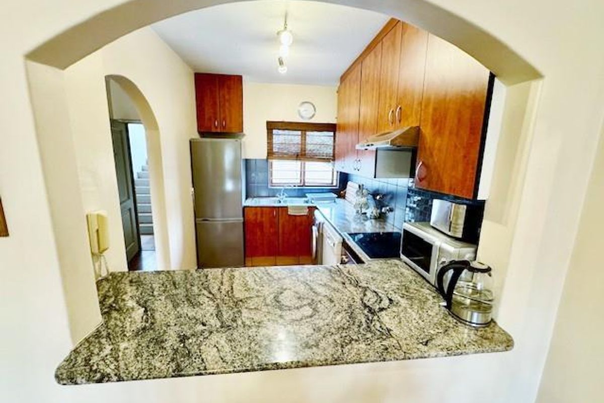 FULLY FURNISHED 2 BED 1 BATH TOWNHOUSE BENMORE - Photo 3