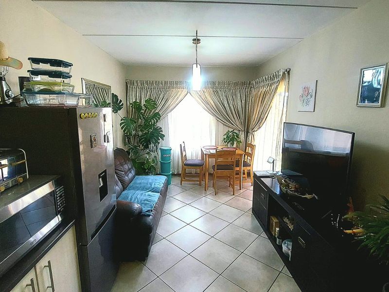 Secure 2-Bedroom Ground Floor Unit with Patio ! - Photo 9