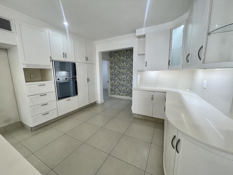 Hendra - Executive Luxury Rental in Exclusive La Lucia Estate - Photo 9