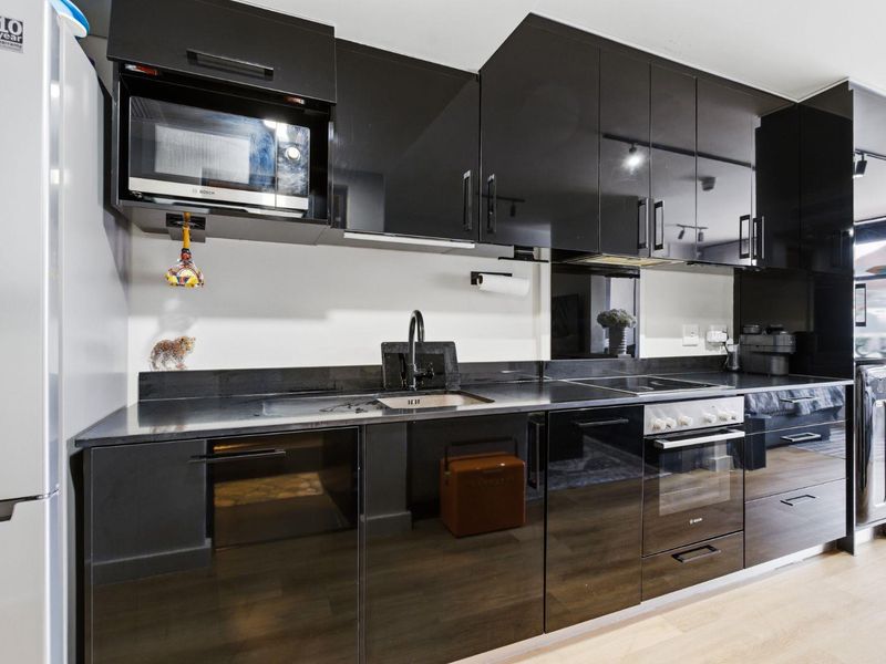 The iconic centerpiece of Table Mountain is framed perfectly as a natual canvas in your window! - Photo 4