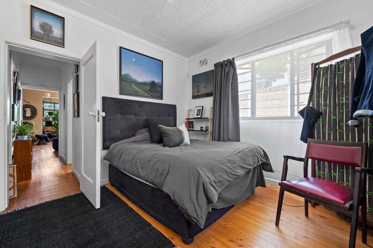 One Bedroom Apartment in Prime Vredehoek Location - Photo 3