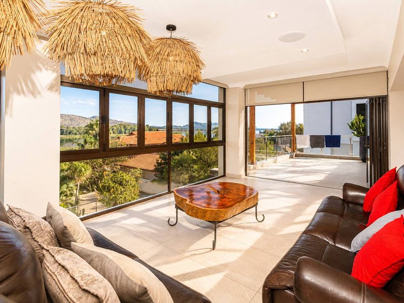 Luxury Awaits: Birdwood Estate with Separate Flatlet - Photo 8