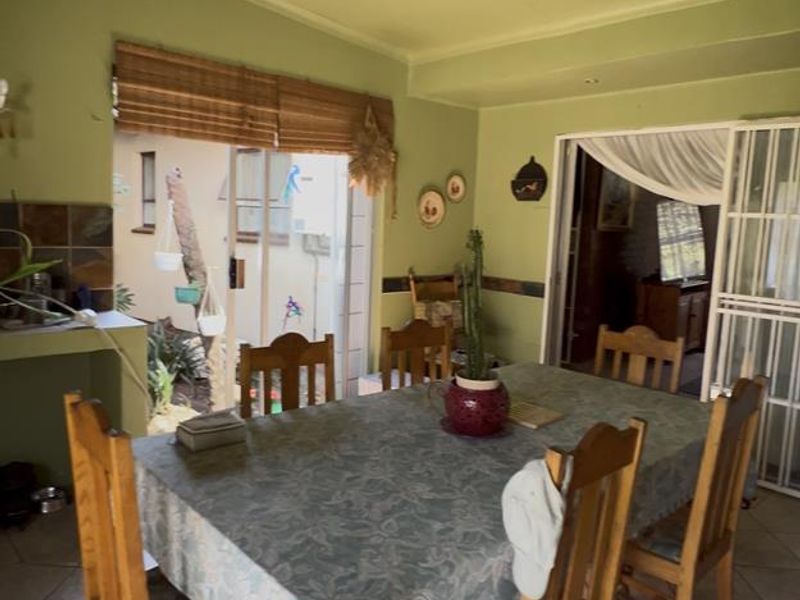 Stunning 1700m2 Entertainer's Dream with 1-Bed Cottage & Solar Pool in Brackenhurst - Photo 5