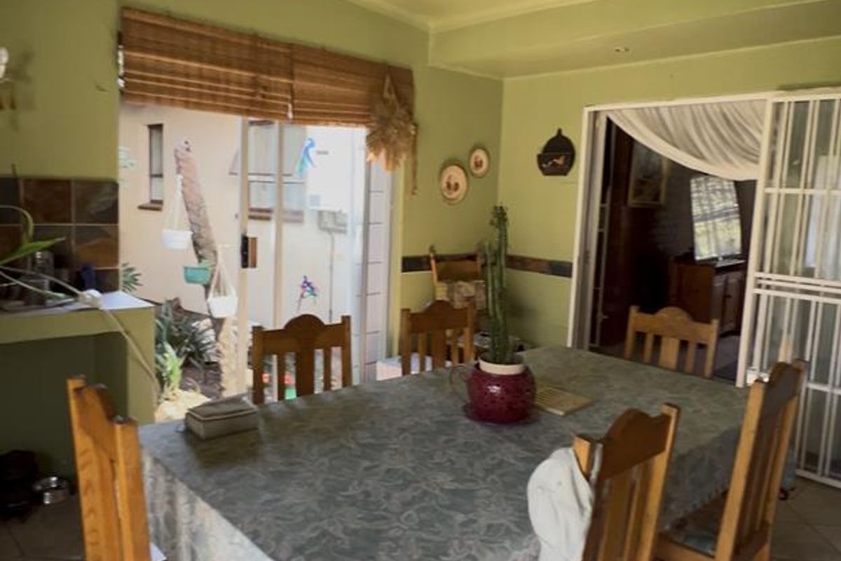 Stunning 1700m2 Entertainer's Dream with 1-Bed Cottage & Solar Pool in Brackenhurst - Photo 5