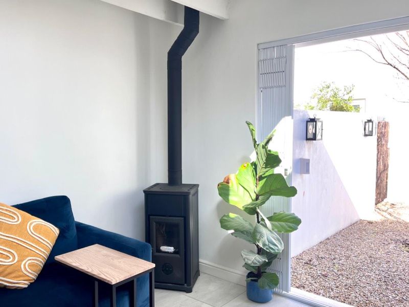Renovated one bedroom house with garden - Photo 6