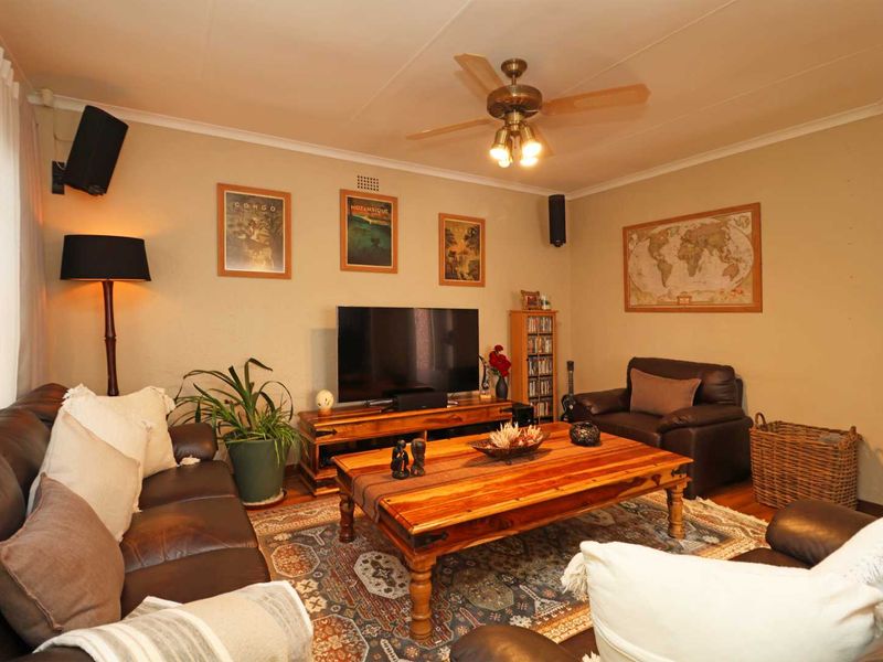 Elegant, Energy-Smart Family Home with 2 backup water tanks - Photo 9