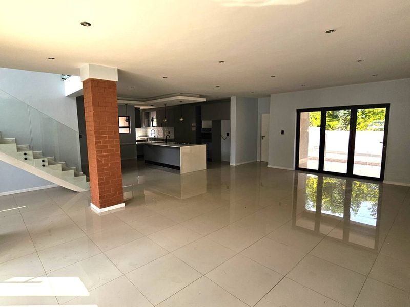 Executive 5 Bedroom House in Melodie Hartbeespoort - Photo 2