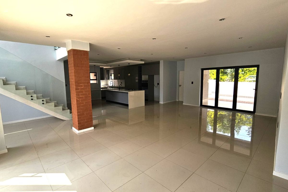 Executive 5 Bedroom House in Melodie Hartbeespoort - Photo 2