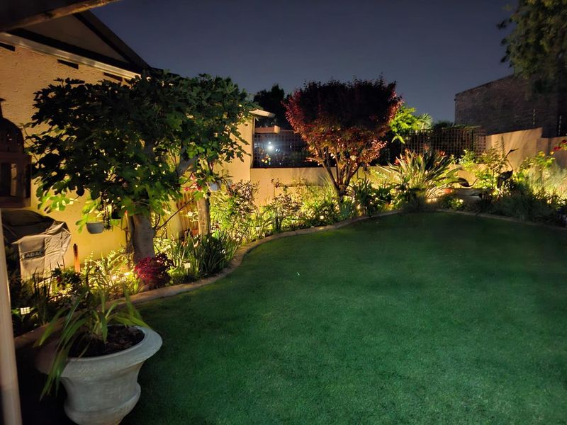 Stunning mordern free standing townhouse - Photo 2