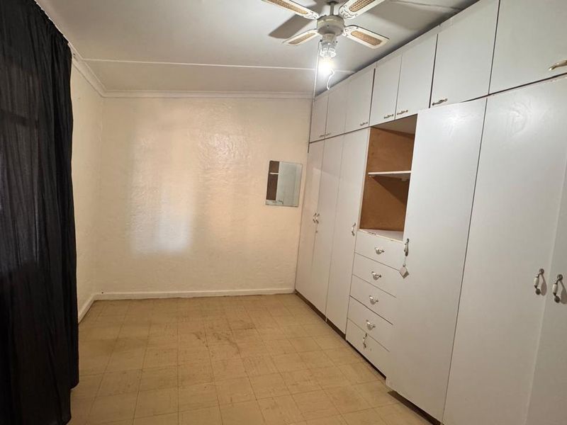 Charming 3-Bedroom Home with Expansive Outdoor Space in Beaconsfield - Photo 6