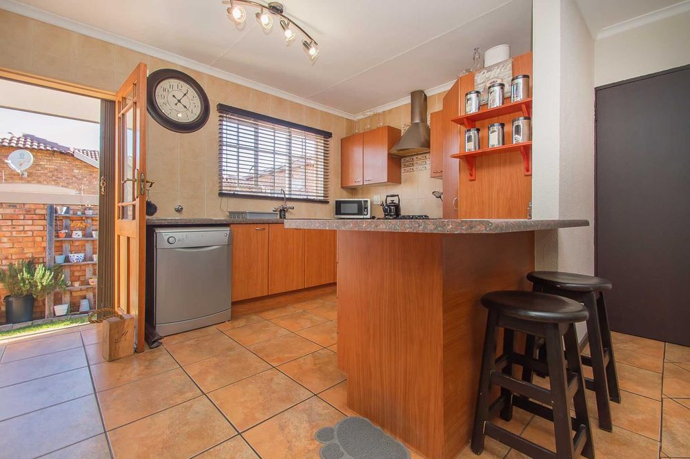 U-Shaped kitchen with ample cupboards