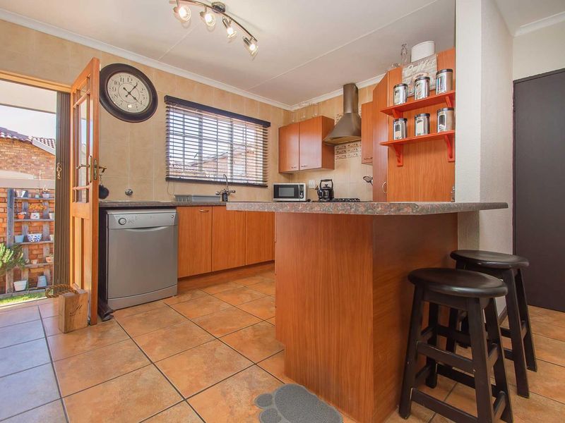 Face-brick Elegance Set In 158m of Home Sweet Home. - Photo 6