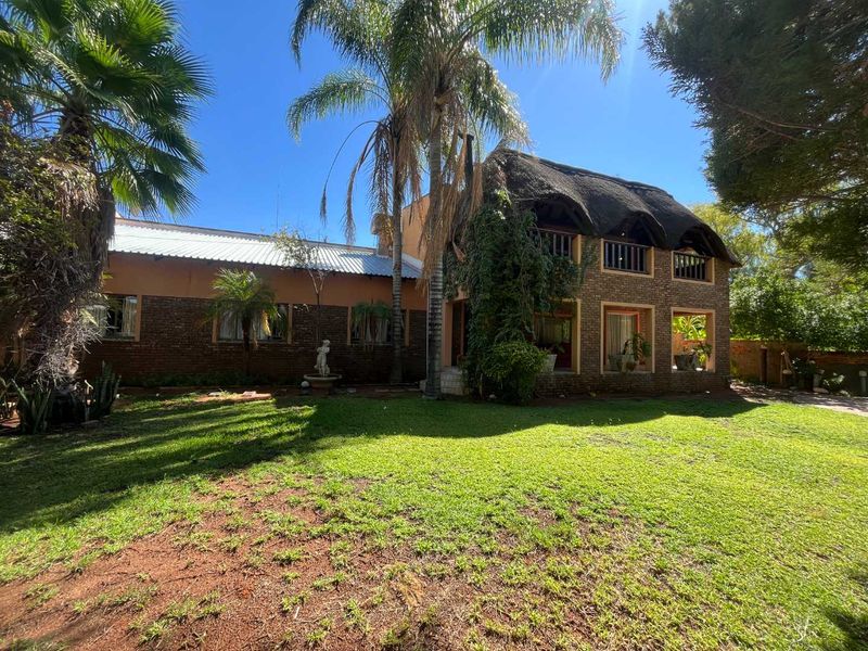 Elegant Double-Storey Family Home in a Prestigious Neighbourhood - Photo 9