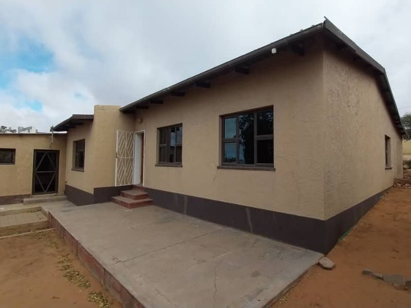 Spacious 3BR Home with Entertainment Area & Ample Parking - Photo 2