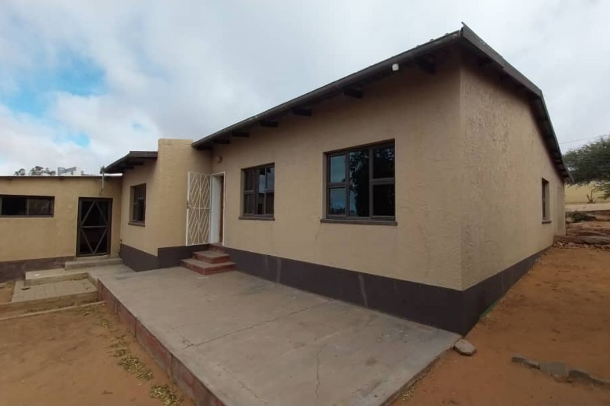 Spacious 3BR Home with Entertainment Area & Ample Parking - Photo 2