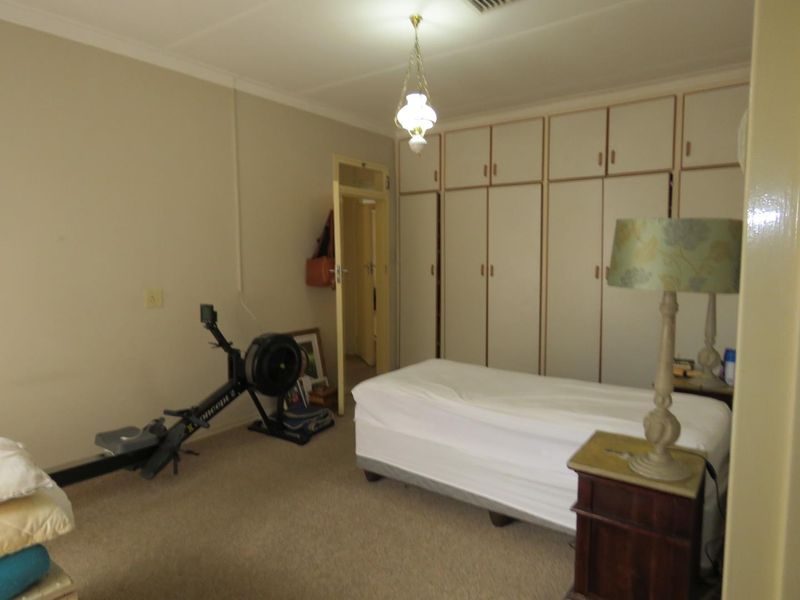 Ideal Family Haven: Spacious Home, Flat & Large Garage - Photo 9