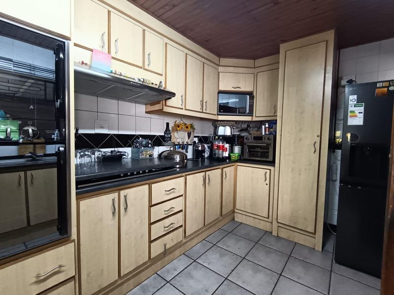 Stunning 3-Bedroom Home with Private Jacuzzi in Fauna - Photo 3