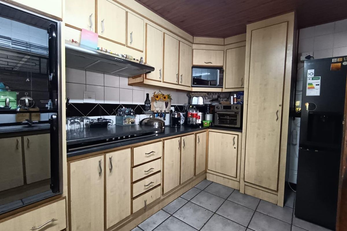 Stunning 3-Bedroom Home with Private Jacuzzi in Fauna - Photo 3