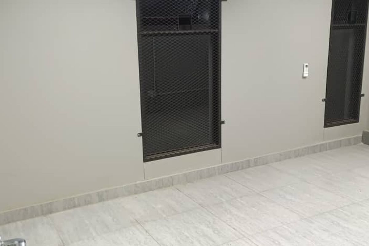 "Invest in Prosperita: Prime Warehouse for N$ 2,000,000" - Photo 3
