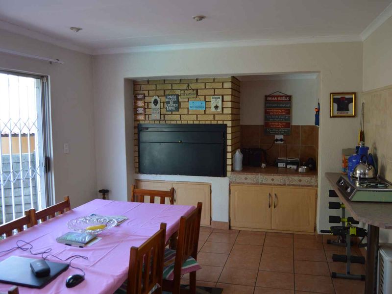 5 Bedroom Family Home For Sale in Brackendowns - Photo 8